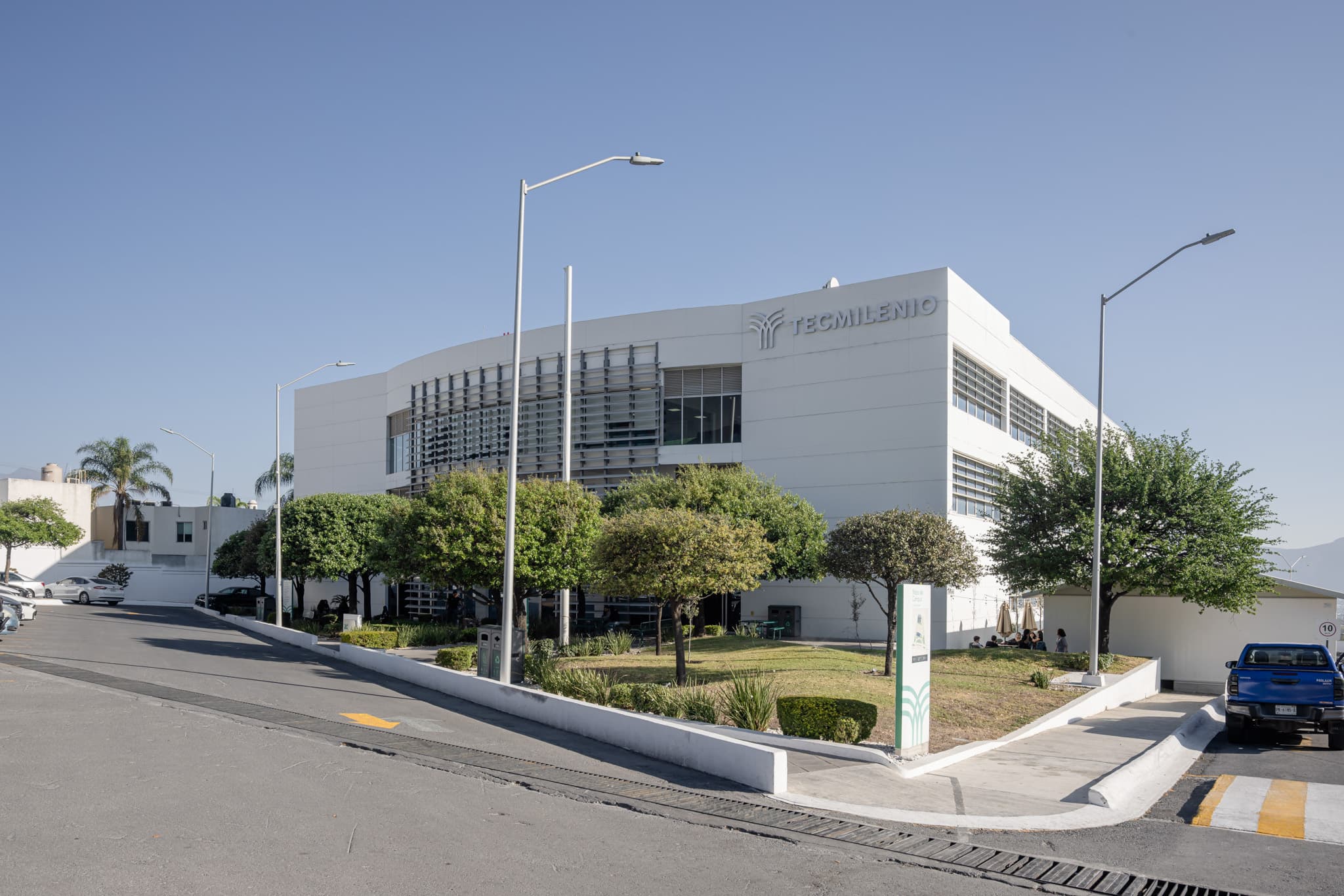 entrada de campus cumbres